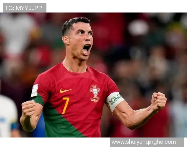 球迷疯狂冲进场内抢C罗球衣引发欧冠赛场惊人一幕